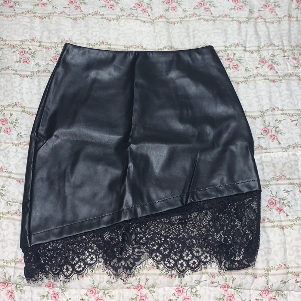 Very cute black Polyester skirt